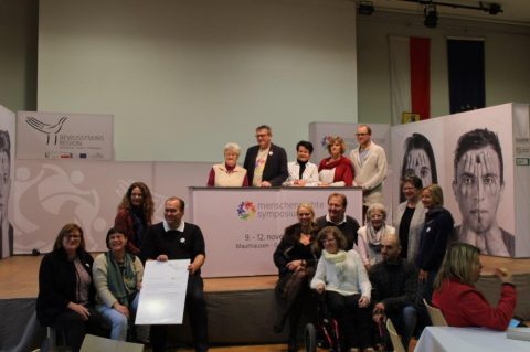 O pochodu smrti a bariérách na mezinárodním sympoziu o lidských právech