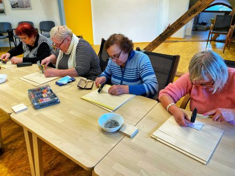 Tlučení hřebíků a vypletání v Komunitním centru