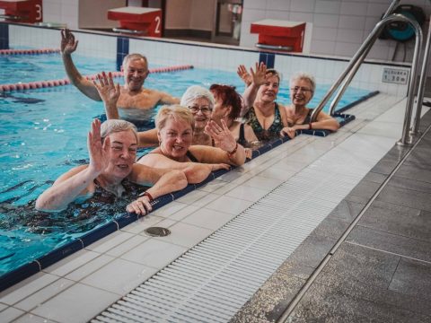 Komunitní centrum Na půdě se zapojilo do mezigeneračního plavání
