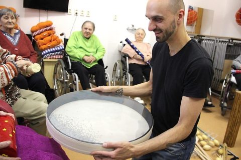 Muzikoterapie v domově seniorů