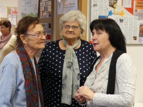 Um seniorů - vyšívání - byl představen