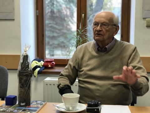 Um seniorů hostí černobílé fotografie