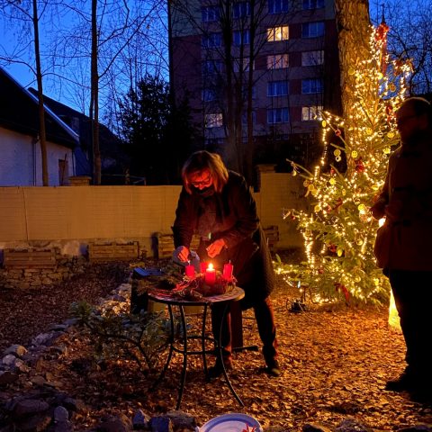 Druhá adventní svíčka se rozzářila