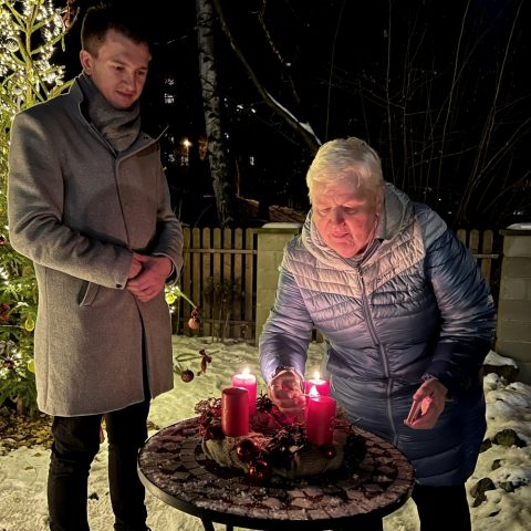 Nejen třetí adventní svíce hřála v mezigenerační zahradě