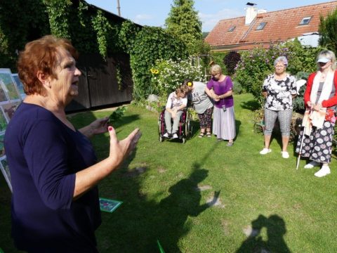 Um seniorů v terénu u Christy Krejsové