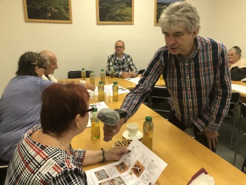 Václav Malina: Senioři se učí mluvit, pracovat s mikrofonem.