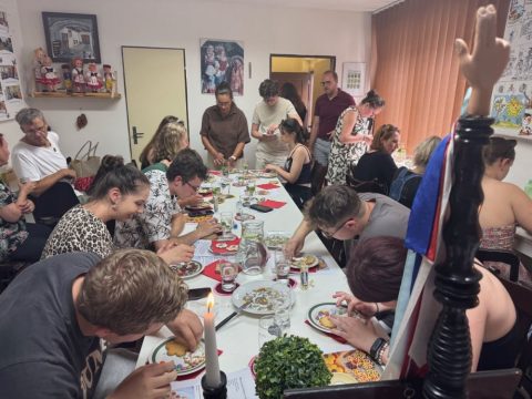 Slovenští studenti navštívili prachatickou rychtu baráčníků: tradice, mětýnky i kroje